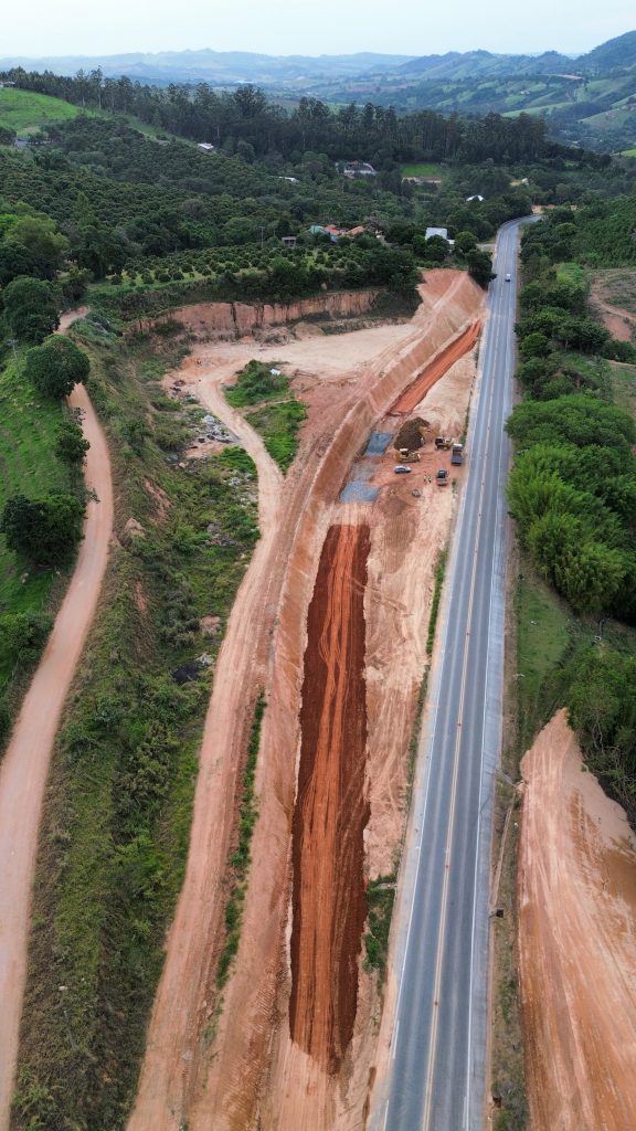 Obras de ampliação na MG-290 avançam no Sul de Minas